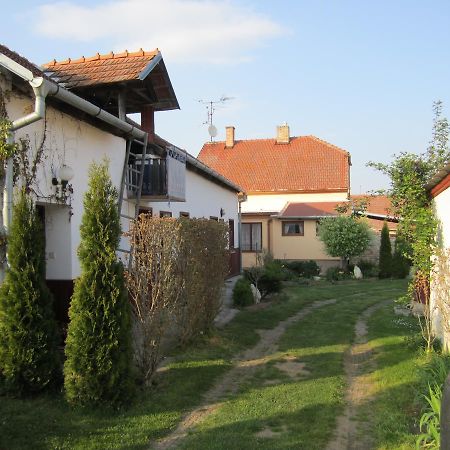 Penzion Bulhary S Vinnym Sklepem Экстерьер фото
